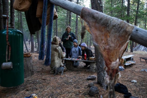 Lynx showing students how to make tools