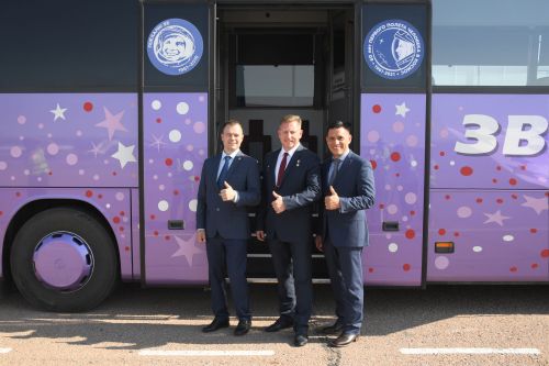 MS-22 main crew on footsteps of Zvyozdniy Gorodok bus