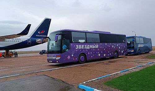 Purple Zvyozdniy Gorodok and blue Baikonur buses for ISS-70/71 crew, 29/8/2023