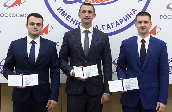 Arutyun Kiviryan, Sergei Teteryatnikov and Aleksandr Kolyabin with their certificates